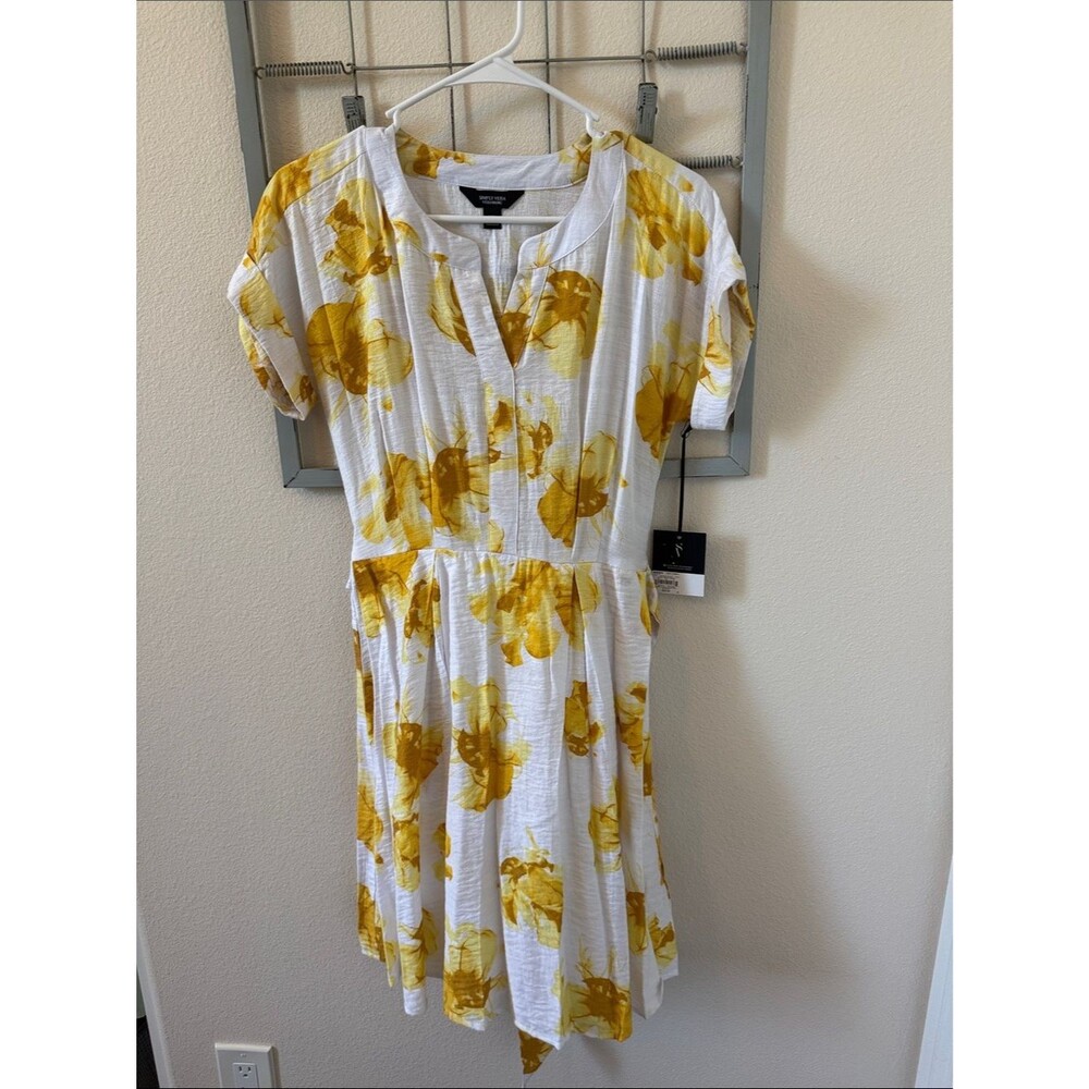 Size XS NWT Simply Vera Vera Wang White Dress with Yellow Floral Print